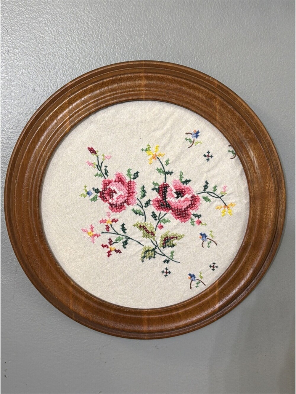 Vintage Cottagecore Needlepoint Pink Roses Buds Floral Round Wood Frame 11”